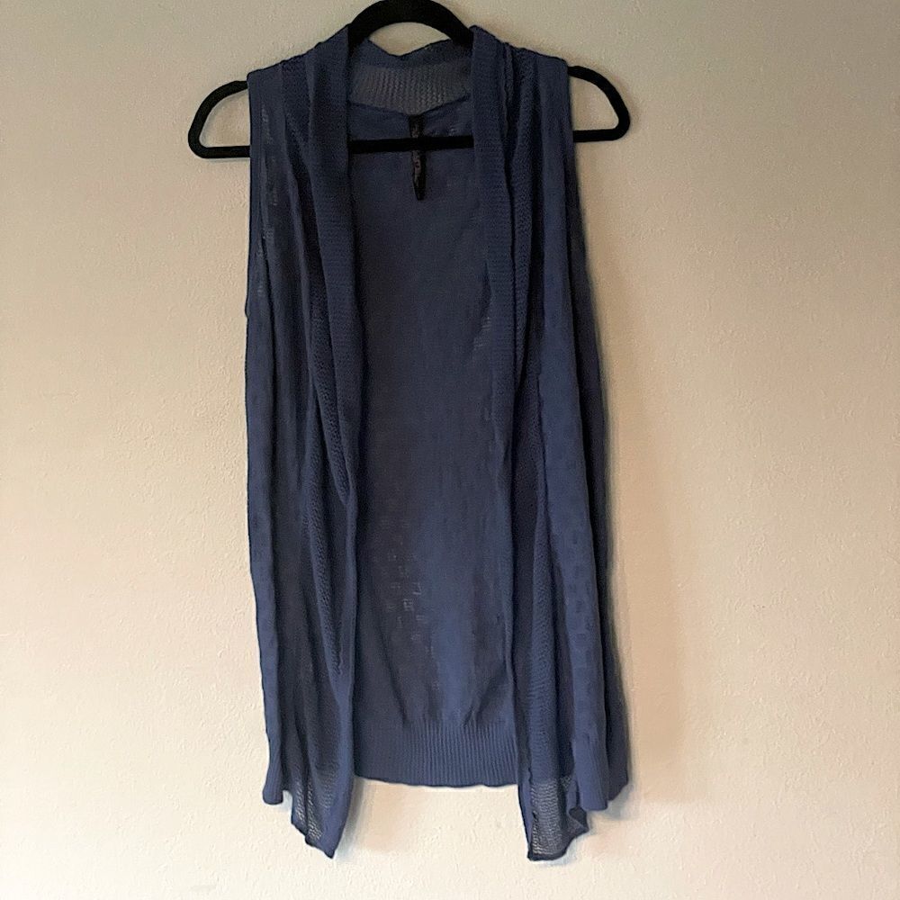 New! Absolutely Creative Worldwide Blue Sleeveless Cardigan. Size Large.